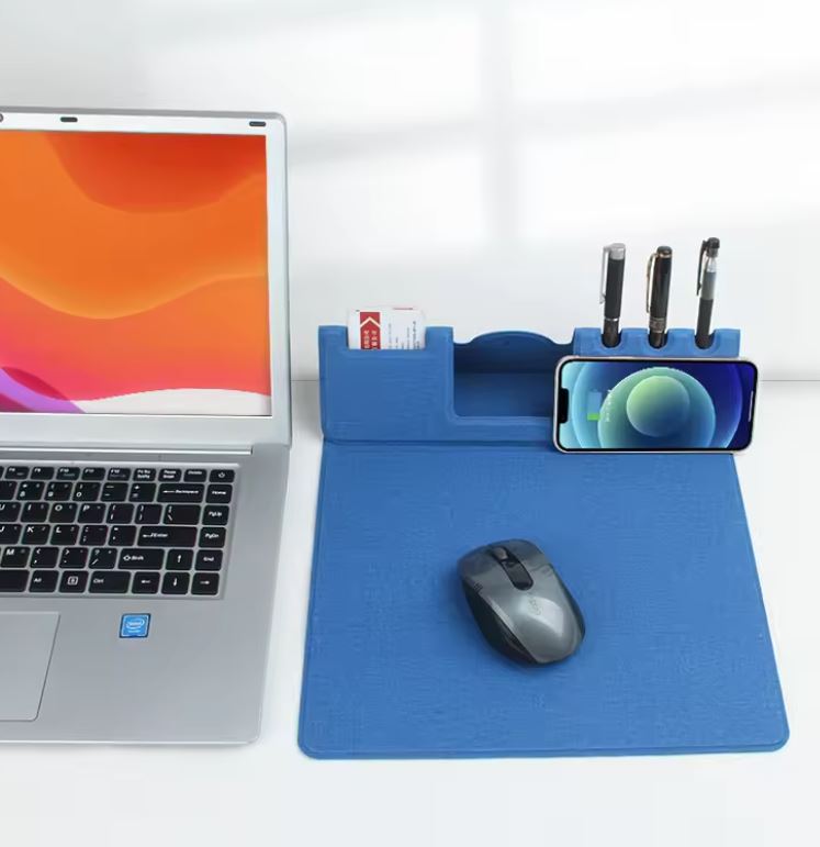 كيف تنهي فوضى الأسلاك وزحام المكتب بقطعة واحدة؟ لبادة الماوس الذكية هي الحل المتكامل لشحن هاتفك وتنظيم أدواتك